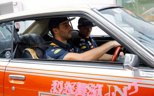 Gaya duo Red Bull F1 yang penasaran naik mobil lawas di Jepang