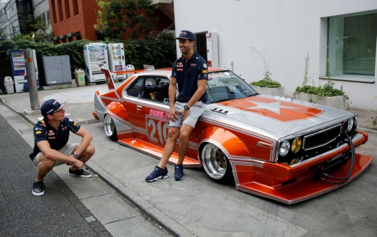 Gaya duo Red Bull F1 yang penasaran naik mobil lawas di Jepang