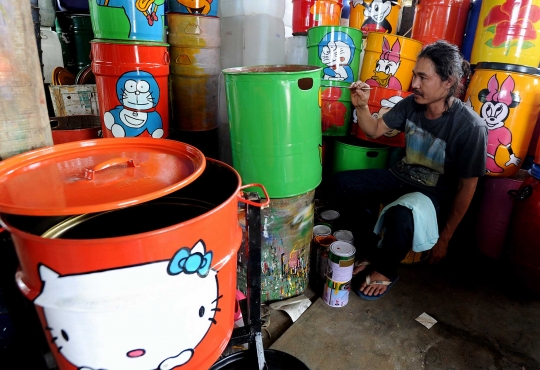 Kreatif, perajin ini sulap limbah pabrik jadi tong sampah cantik