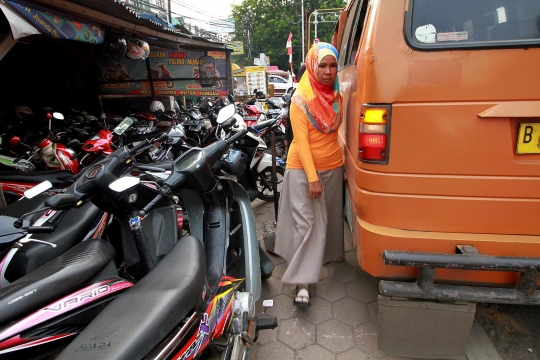 Warga keluhkan alih fungsi trotoar di depan Stasiun Bekasi