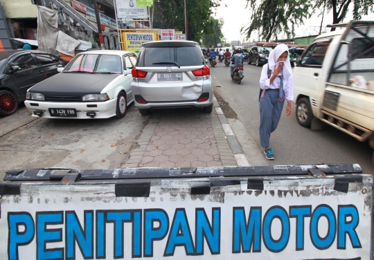 Warga keluhkan alih fungsi trotoar di depan Stasiun Bekasi