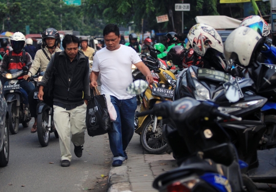 Warga keluhkan alih fungsi trotoar di depan Stasiun Bekasi