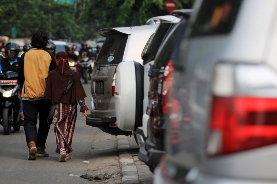 Warga keluhkan alih fungsi trotoar di depan Stasiun Bekasi