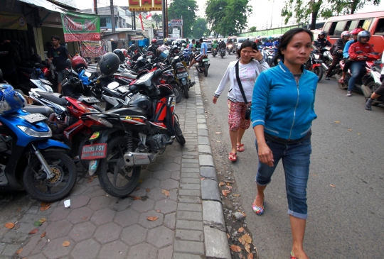 Warga keluhkan alih fungsi trotoar di depan Stasiun Bekasi