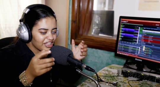 Semangat perempuan tunanetra jadi penyiar radio