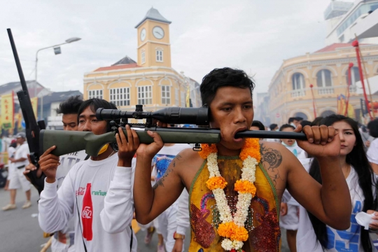 Di festival mengerikan ini segala macam senjata bersarang di mulut