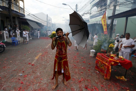 Di festival mengerikan ini segala macam senjata bersarang di mulut