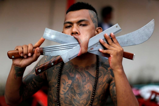 Di festival mengerikan ini segala macam senjata bersarang di mulut