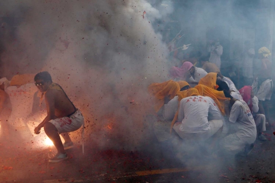 Di festival mengerikan ini segala macam senjata bersarang di mulut
