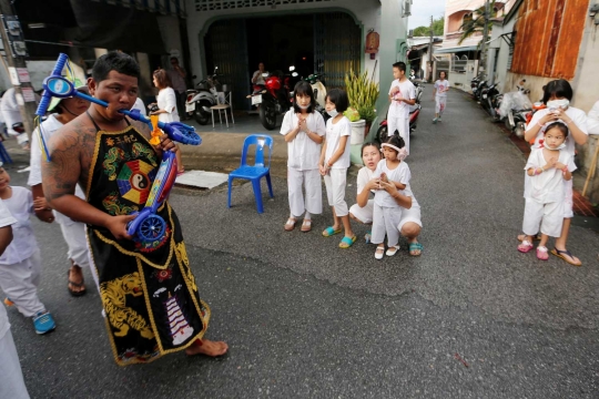 Di festival mengerikan ini segala macam senjata bersarang di mulut