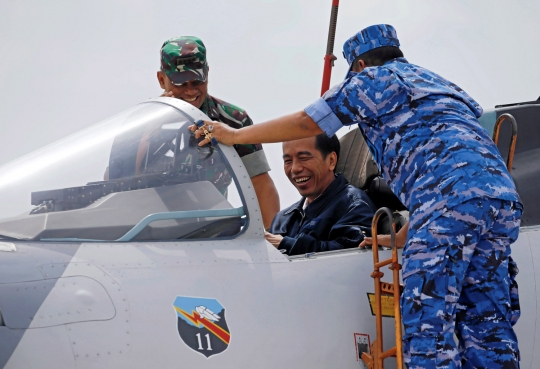 Gaya Jokowi 'tunggangi' Sukhoi Su-27/30 di Laut China Selatan