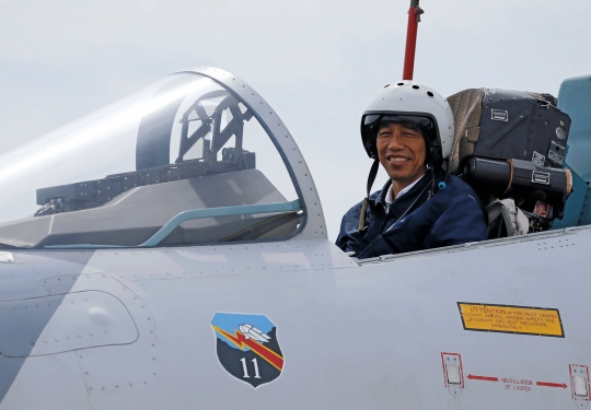 Gaya Jokowi 'tunggangi' Sukhoi Su-27/30 di Laut China Selatan