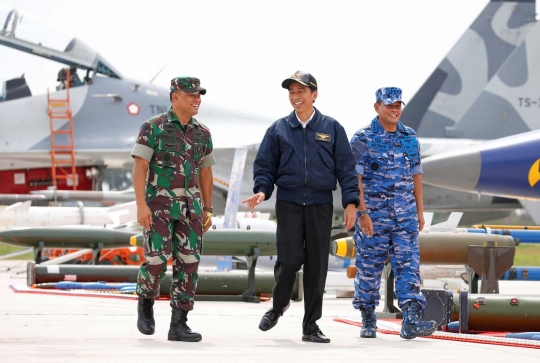 Gaya Jokowi 'tunggangi' Sukhoi Su-27/30 di Laut China Selatan