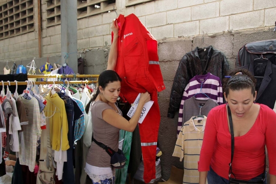 Potret pilu pekerja minyak di Venezuela jual seragam buat makan