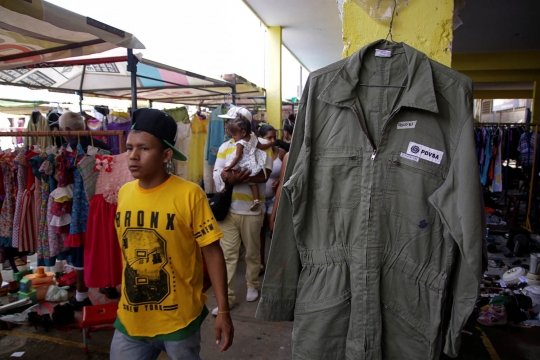 Potret pilu pekerja minyak di Venezuela jual seragam buat makan