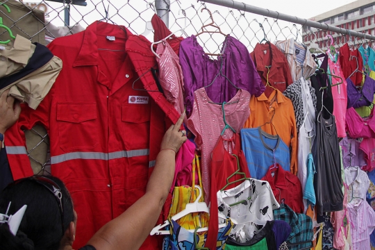 Potret pilu pekerja minyak di Venezuela jual seragam buat makan