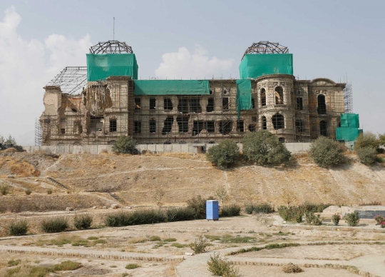 Insinyur berhijab bangun kembali Istana Darul Aman Afghanistan