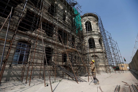 Insinyur berhijab bangun kembali Istana Darul Aman Afghanistan