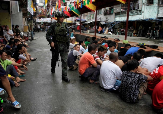 Pasukan Duterte kian menggila, warga sipil sampai diperiksa paksa