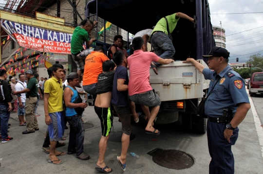 Pasukan Duterte kian menggila, warga sipil sampai diperiksa paksa