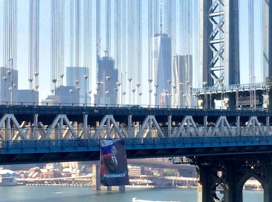 Ini poster raksasa Putin di Jembatan Manhattan yang bikin heboh