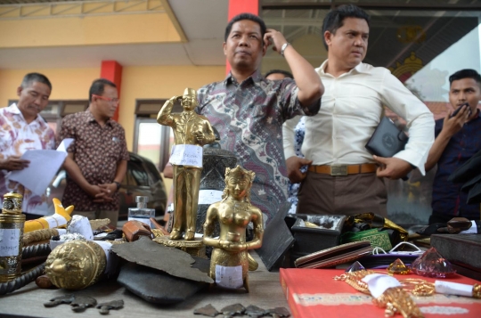 Deretan barang bukti Taat Pribadi, dari keris hingga emas Soekarno