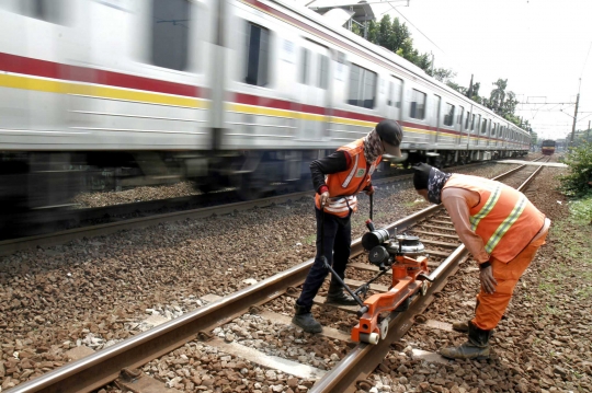 Jaga keselamatan penumpang, rel kereta di Cipinang diperbaiki