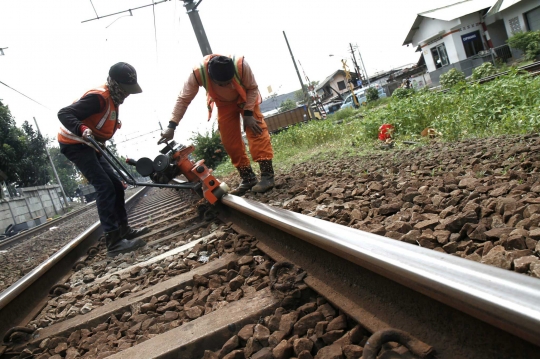 Jaga keselamatan penumpang, rel kereta di Cipinang diperbaiki