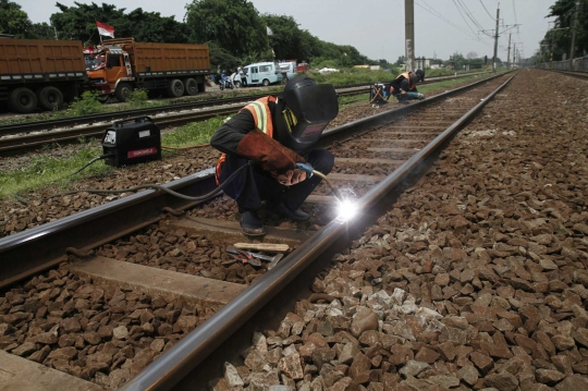 Jaga keselamatan penumpang, rel kereta di Cipinang diperbaiki