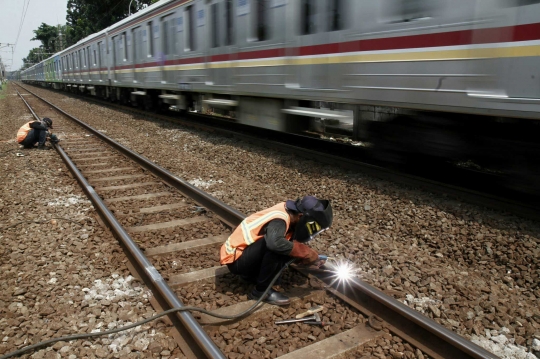 Jaga keselamatan penumpang, rel kereta di Cipinang diperbaiki