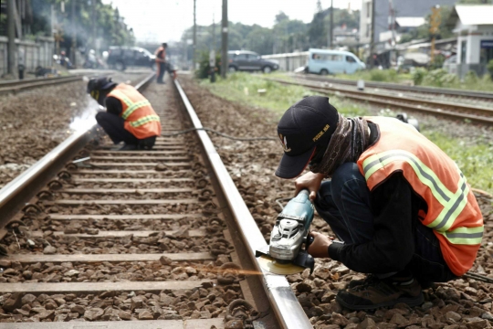 Jaga keselamatan penumpang, rel kereta di Cipinang diperbaiki