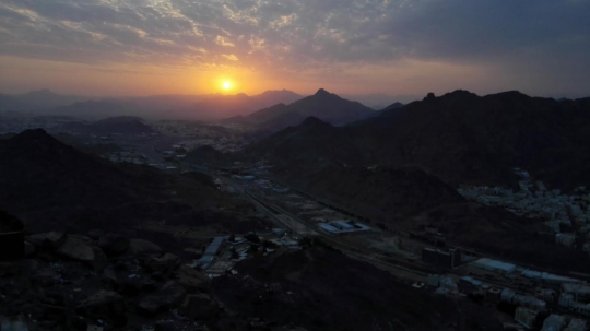 Menikmati kehangatan sunrise dari puncak Jabal Nur