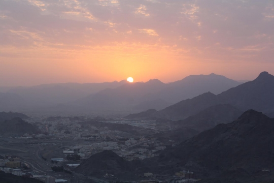 Menikmati kehangatan sunrise dari puncak Jabal Nur