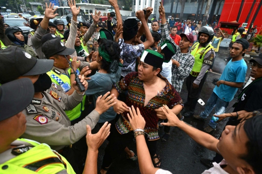 Demo Ahok, massa HMI bentrok dengan polisi di Cikini