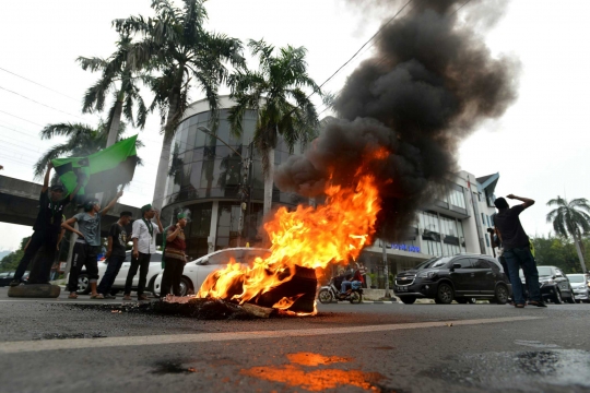 Demo Ahok, massa HMI bentrok dengan polisi di Cikini