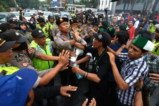 Demo Ahok, massa HMI bentrok dengan polisi di Cikini