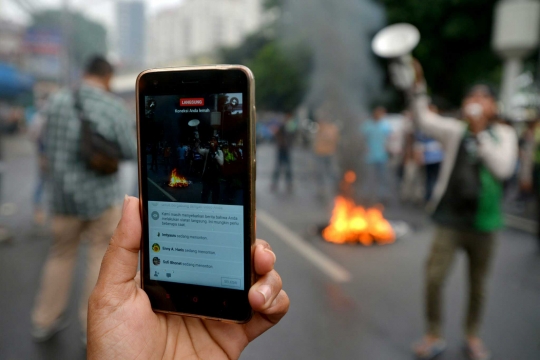 Demo Ahok, massa HMI bentrok dengan polisi di Cikini