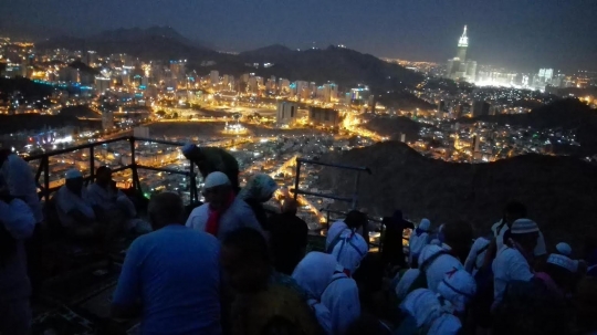 Mengagumi keindahan malam Kota Makkah dari ketinggian 642 meter