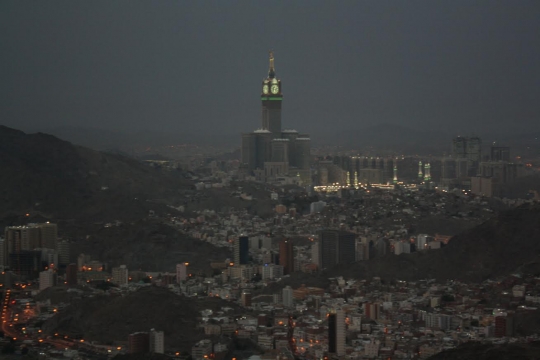 Mengagumi keindahan malam Kota Makkah dari ketinggian 642 meter