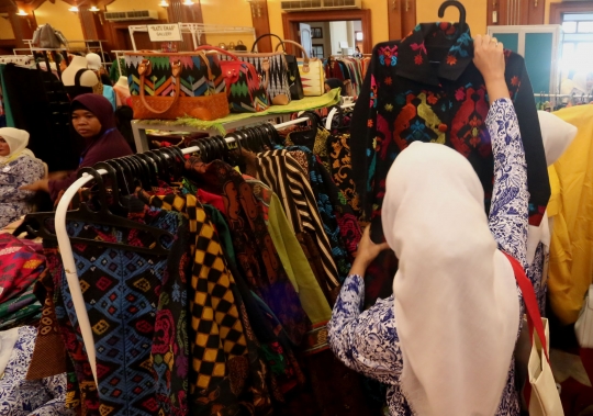 Jalan-jalan melihat produk pengusaha wanita di Rakernas IWAPI