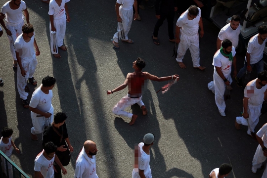 Mengerikannya ritual berdarah muslim Syiah saat rayakan Asyura