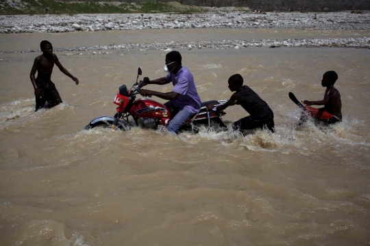 Aksi nekat korban Badai Matthew seberangi sungai akibat jalan hancur