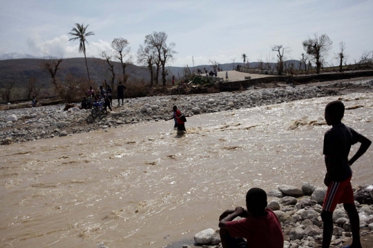 Aksi nekat korban Badai Matthew seberangi sungai akibat jalan hancur