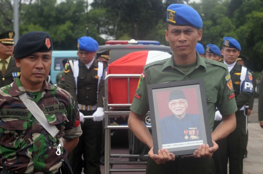 Upacara militer iringi pemakaman Maulwi Saelan di Kalibata