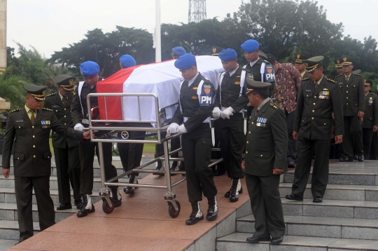 Upacara militer iringi pemakaman Maulwi Saelan di Kalibata