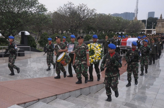 Upacara militer iringi pemakaman Maulwi Saelan di Kalibata