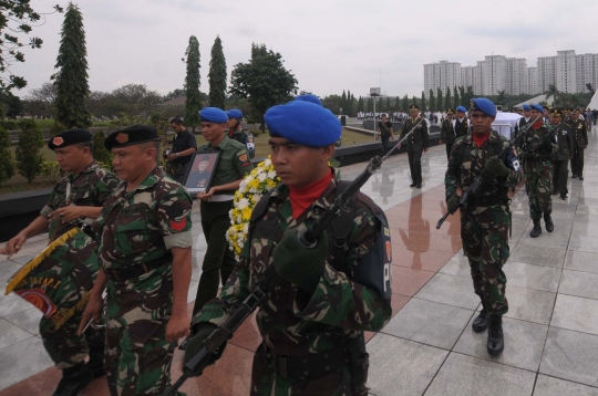 Upacara militer iringi pemakaman Maulwi Saelan di Kalibata