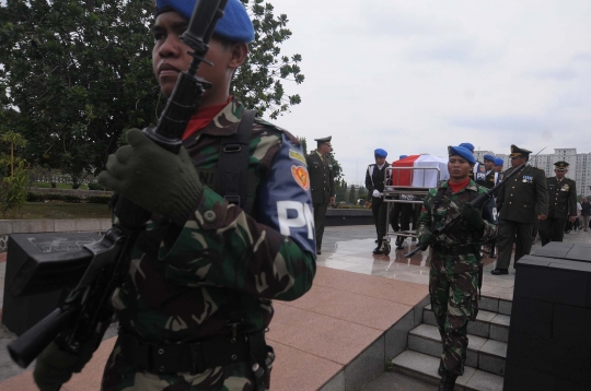 Upacara militer iringi pemakaman Maulwi Saelan di Kalibata