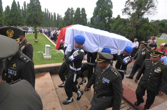 Upacara militer iringi pemakaman Maulwi Saelan di Kalibata