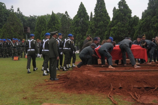 Upacara militer iringi pemakaman Maulwi Saelan di Kalibata